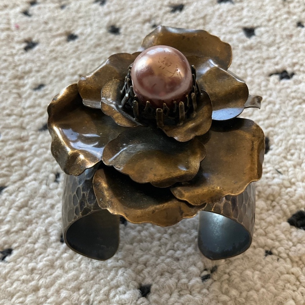 Ollipop bronze flower cuff with blush pearl center - Picture 5 of 7
